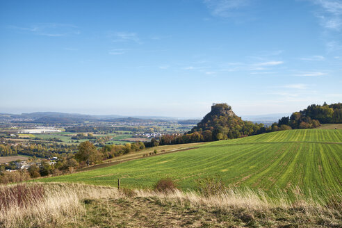 Deutschland, Baden-Württemberg, Landkreis Konstanz, Blick zum Hohenkraehen in der Hegau-Vulkanlandschaft im Herbst - ELF01944