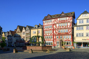 Deutschland, Hessen, Butzbach, Marktplatz mit Springbrunnen und altem Gasthaus - LB02213