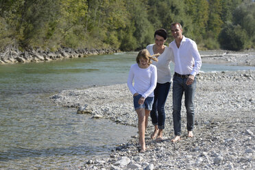 Familie beim Spaziergang an der Isar, Oberbayern, Deutschland - LBF02218