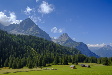 Österreich, Tirol, Wettersteingebirge, Mieminger Kette, Ehrwalder Alm und Sonnenspitze, lizenzfreies Stockfoto