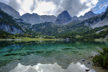 Österreich, Tirol, Wettersteingebirge, Mieminger Kette, Ehrwald, Seebensee, Sonnenspitze, Schartenkopf und Vorderer Drachenkopf - LBF02227