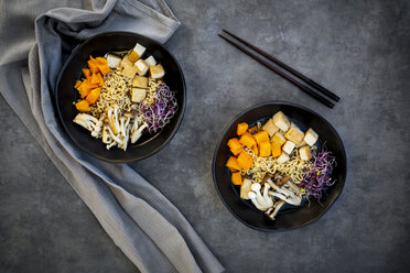 Miso-Ramen-Suppe mit Nudeln, Hokaido-Kürbis, roten Rettichsprossen, gebratenem Tofu, Shimeji-Pilz und Königstrompetenpilz - LVF07544