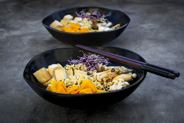 Miso-Ramen-Suppe mit Nudeln, Hokaido-Kürbis, roten Rettichsprossen, gebratenem Tofu, Shimeji-Pilz und Königstrompetenpilz - LVF07546