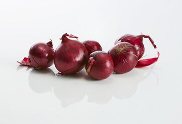 Red onions on white ground - KSWF01978