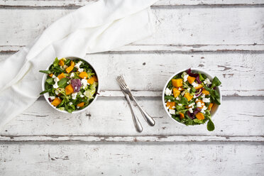 Schüsseln mit herbstlichem Salat mit Feta und Hokkaido-Kürbis - LVF07547