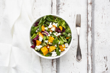 Schüssel mit herbstlichem Salat mit Feta und Hokkaido-Kürbis - LVF07548