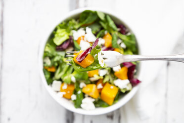 Gabel von herbstlichem Salat mit Feta und Hokkaido-Kürbis - LVF07550