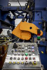 Hochformatige Ansicht eines Bedienfelds an einer Maschine in der Metallindustrie - CAVF54969