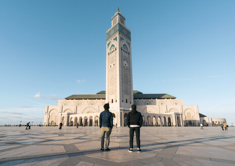 Rückansicht von Freunden, die vor der Moschee Hassan II stehen - CAVF54972