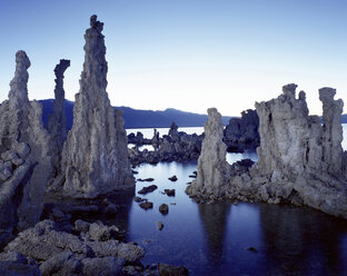 Majestätischer Blick auf den Tuffstein im Mono Lake bei klarem Himmel - CAVF54999