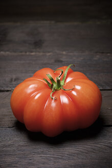 Nahaufnahme einer Tomate auf einem Holztisch - CAVF55049