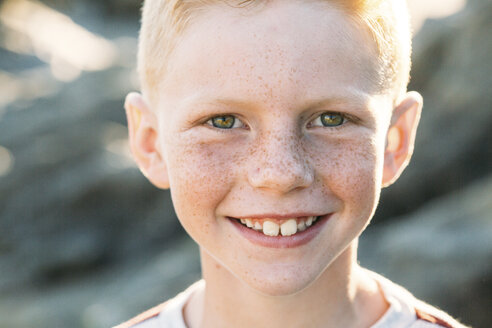 Porträt eines lächelnden Jungen am Strand - CAVF55077