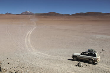 High-Winkel-Ansicht von Off-Road-Fahrzeug bewegt sich auf Landschaft gegen klaren blauen Himmel an einem sonnigen Tag - CAVF55091