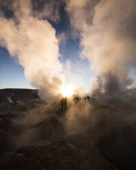 Silhouette Menschen stehen auf vulkanischen Landschaft gegen den Himmel bei Sonnenuntergang - CAVF55092