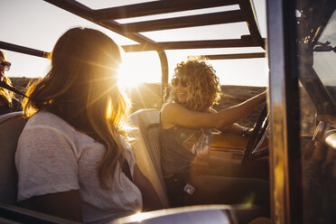 Freundinnen sitzen im Geländewagen an einem sonnigen Tag - CAVF55204