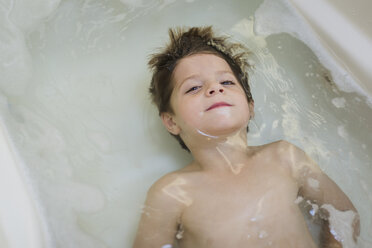 Hochformatiges Porträt eines Jungen in der Badewanne - CAVF55228