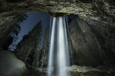 Niedriger Blickwinkel auf den Wasserfall durch die Höhle bei Nacht gesehen - CAVF55240