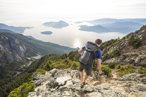 Hohe Winkel Ansicht von Wanderer mit Rucksack auf Berg gegen Himmel - CAVF55256