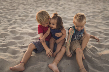 Geschwister sitzen im Sand am Strand - CAVF55271