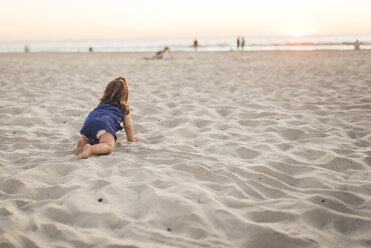 Voller Länge von Baby Mädchen auf Sand am Strand - CAVF55272