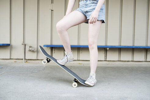 Niedriger Ausschnitt eines jugendlichen Mädchens beim Skateboarden im Park - CAVF55347