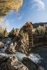 Blick auf die Crystal Mill am Fluss gegen den Himmel - CAVF55371