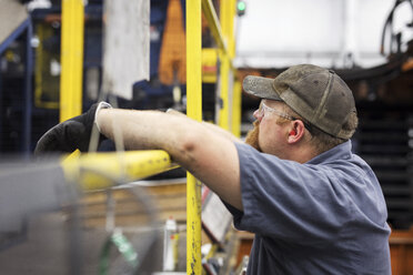 Seitenansicht eines Arbeiters in einer Stahlindustrie-Fabrik - CAVF55387