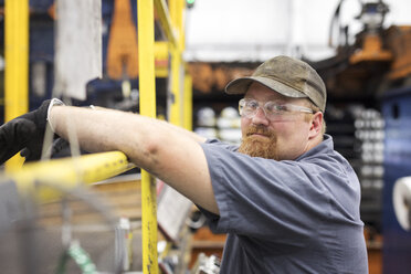 Seitenansicht eines Arbeiters in einer Stahlindustrie-Fabrik - CAVF55388