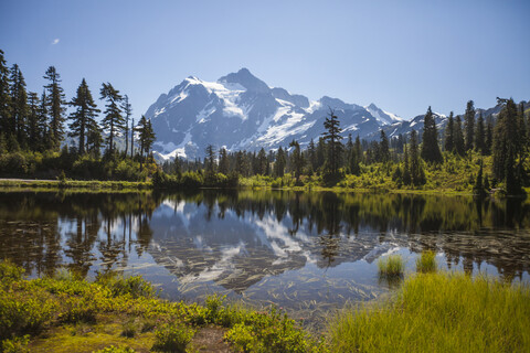 Landschaftlicher Blick auf den See und die Berge im Winter im North Cascades National Park, lizenzfreies Stockfoto