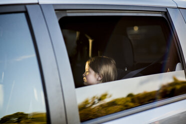 Mädchen im Auto sitzend durch das Fenster gesehen - CAVF55478