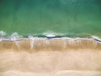Hohe Winkel malerischen Blick auf Wellen plätschert am Ufer am Strand - CAVF55489