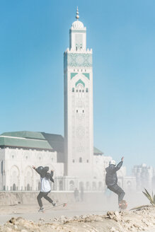 In voller Länge von Freunden beim Skateboarden vor der Moschee Hassan II - CAVF55493