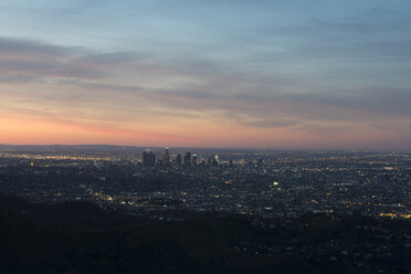 Luftaufnahme einer Stadtlandschaft gegen den Himmel bei Sonnenuntergang - CAVF55517