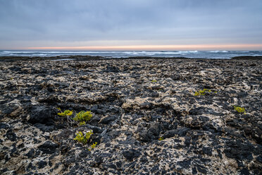 Blick auf Felsen am Ufer gegen bewölkten Himmel - CAVF55541
