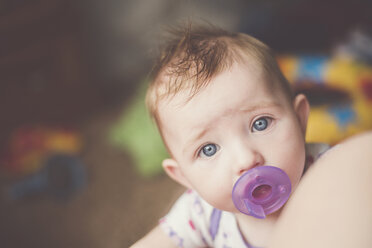 Nahaufnahme Porträt von niedlichen Baby Mädchen saugen Schnuller zu Hause - CAVF55639