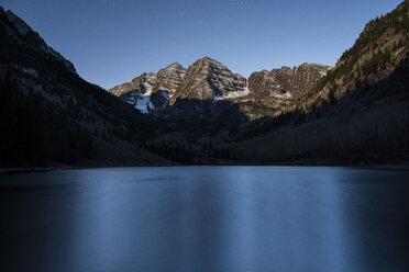 Landschaftlicher Blick auf den Maroon Lake durch den Berg gegen den Himmel bei Sonnenuntergang - CAVF55654