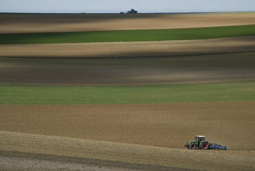 Hohe Winkelansicht eines Traktors auf einem Bauernhof an einem sonnigen Tag - CAVF55656