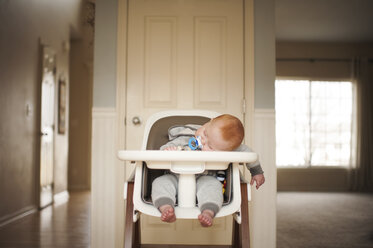 In voller Länge von Baby-Junge saugen Schnuller beim Schlafen auf Hochstuhl zu Hause - CAVF55812