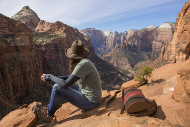 Seitenansicht einer Frau, die auf einer Klippe im Bryce Canyon National Park sitzt - CAVF55825