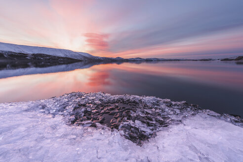 Majestätischer Blick auf den See gegen den dramatischen Himmel im Winter - CAVF55826