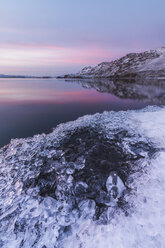 Ruhiger Blick auf den See vor einem dramatischen Himmel im Winter - CAVF55827