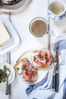 Toastbrotscheiben mit Räucherlachs, Kapernbeeren, Zwiebelringen und Kaffee - SBDF03822