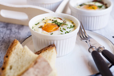 Oefs en cocotte (Individual baked eggs) with spinach, feta, bacon, eggs, and slices of bread - SBDF03830