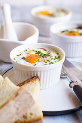 Oefs en cocotte (Individual baked eggs) with spinach, feta, bacon, eggs, and slices of bread - SBDF03831