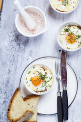 Oefs en cocotte (Individuelle gebackene Eier) mit Spinat, Feta, Speck, Eiern und Brotscheiben - SBDF03832