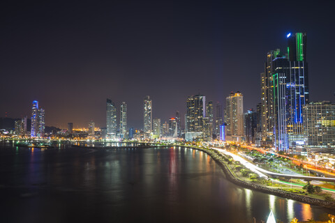 Panama, Panama-Stadt, Skyline bei Nacht, lizenzfreies Stockfoto