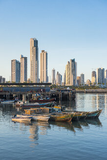 Panama, Panama-Stadt, Skyline, Fischerboote - RUNF00206