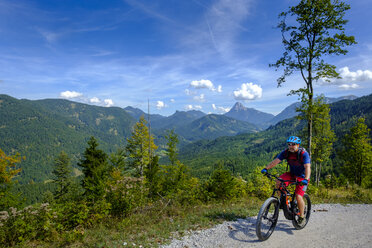 Austria, Tyrol, Juifen, Rotwand mountain pasture, mature men on mountain bike - LBF02234