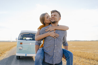 Happy couple at camper van in rural landscape - GUSF01392