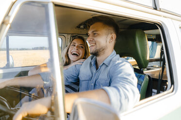 Happy young couple on a trip in camper van - GUSF01419